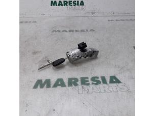 Gebruikte Kontaktslot + Sleutel Peugeot 407 (6C/J) 2.7 HDi V6 24V Prijs € 60,00 Margeregeling aangeboden door Maresia Parts