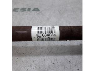 Gebruikte Steekas rechts-voor Renault Twingo II (CN) 1.2 Prijs € 39,00 Margeregeling aangeboden door Maresia Parts