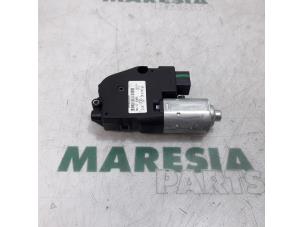 Gebruikte Schuifdak Motor Fiat Grande Punto (199) 1.4 16V Prijs € 50,00 Margeregeling aangeboden door Maresia Parts