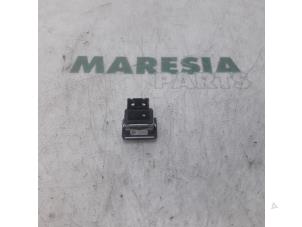 Gebruikte AUX/USB aansluiting Fiat Grande Punto (199) 1.4 16V Prijs € 25,00 Margeregeling aangeboden door Maresia Parts