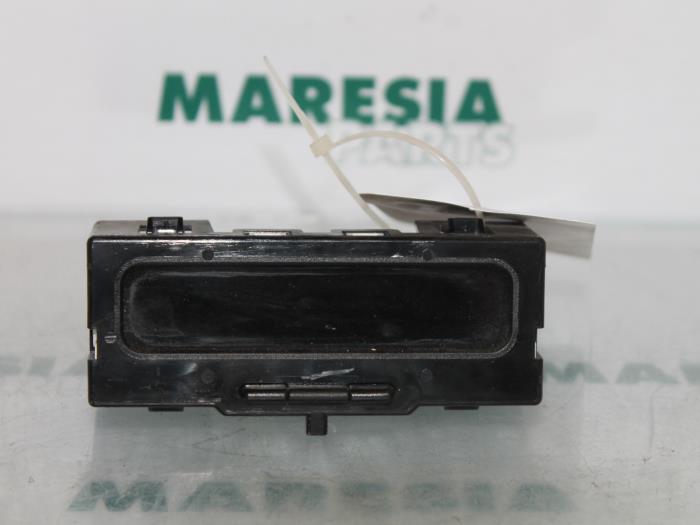 Gebruikte Display Interieur Renault Clio II (BB/CB) 1.6 16V Prijs € 15,00 Margeregeling aangeboden door Maresia Parts