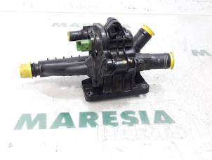 Gebruikte Thermostaathuis Peugeot 508 SW (8E/8U) 1.6 HDiF 16V Prijs € 44,99 Margeregeling aangeboden door Maresia Parts