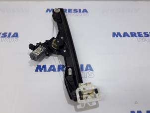 Gebruikte Ruitmechaniek 4Deurs rechts-voor Fiat Panda (312) 0.9 TwinAir 60 Prijs € 50,00 Margeregeling aangeboden door Maresia Parts