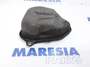 Gebruikte Versnellingsbakdeksel Peugeot 207 CC (WB) 1.6 16V Prijs € 35,00 Margeregeling aangeboden door Maresia Parts