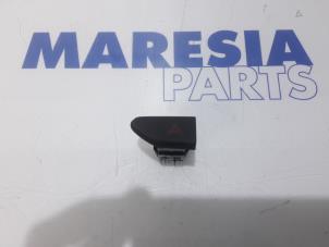 Gebruikte Schakelaar Paniekverlichting Renault Clio IV (5R) 0.9 Energy TCE 90 12V Prijs € 15,00 Margeregeling aangeboden door Maresia Parts