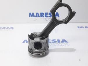 Gebruikte Zuiger Renault Trafic New (FL) 2.0 dCi 16V 90 Prijs € 75,00 Margeregeling aangeboden door Maresia Parts