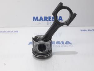 Gebruikte Zuiger Renault Trafic New (FL) 2.0 dCi 16V 90 Prijs € 75,00 Margeregeling aangeboden door Maresia Parts