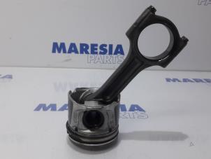 Gebruikte Zuiger Renault Trafic New (FL) 2.0 dCi 16V 90 Prijs € 75,00 Margeregeling aangeboden door Maresia Parts