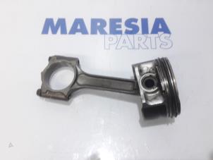 Gebruikte Zuiger Renault Scénic III (JZ) 2.0 16V CVT Prijs € 65,00 Margeregeling aangeboden door Maresia Parts