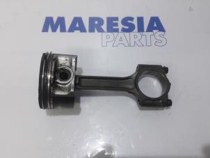 Gebruikte Zuiger Renault Scénic III (JZ) 2.0 16V CVT Prijs € 65,00 Margeregeling aangeboden door Maresia Parts