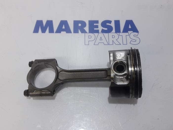 Gebruikte Zuiger Renault Scénic III (JZ) 2.0 16V CVT Prijs € 65,00 Margeregeling aangeboden door Maresia Parts