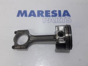 Gebruikte Zuiger Renault Scénic III (JZ) 2.0 16V CVT Prijs € 65,00 Margeregeling aangeboden door Maresia Parts