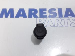 Gebruikte AUX/USB aansluiting Peugeot 207 SW (WE/WU) 1.6 16V VTRi Prijs € 25,00 Margeregeling aangeboden door Maresia Parts