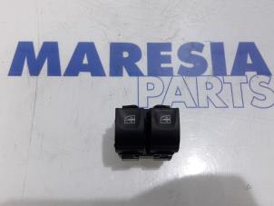 Gebruikte Combischakelaar ramen Renault Clio IV (5R) 0.9 Energy TCE 90 12V Prijs € 25,00 Margeregeling aangeboden door Maresia Parts
