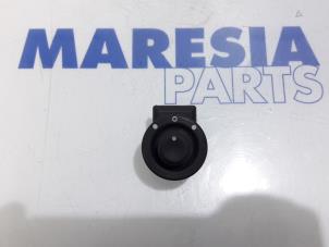 Gebruikte Schakelaar Spiegel Renault Master IV (FV) 2.3 dCi 125 16V RWD Prijs € 30,25 Inclusief btw aangeboden door Maresia Parts