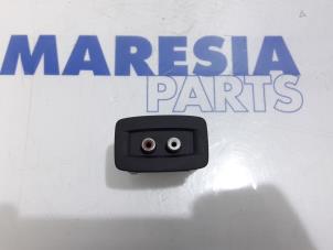 Gebruikte AUX/USB aansluiting Renault Master III (FV) 2.3 dCi 125 16V RWD Prijs € 30,25 Inclusief btw aangeboden door Maresia Parts