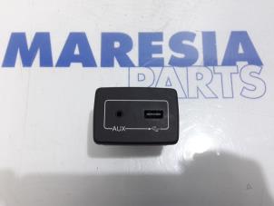 Gebruikte AUX/USB aansluiting Fiat Punto III (199) 1.3 JTD Multijet 80 16V Prijs € 25,00 Margeregeling aangeboden door Maresia Parts