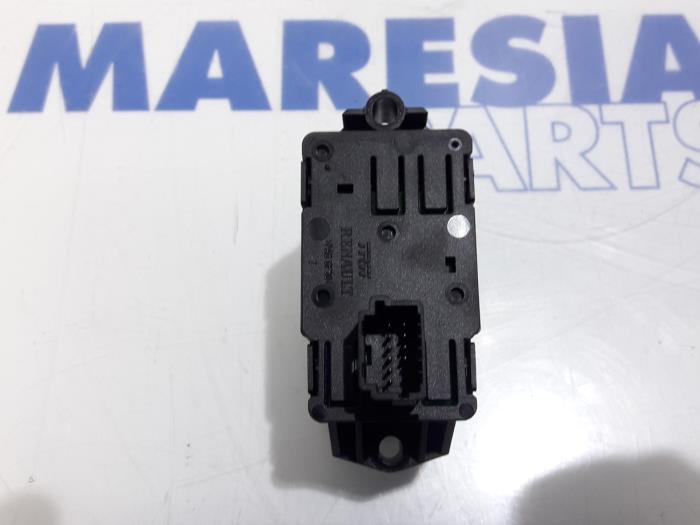 Handrem schakelaar van een Renault Scénic III (JZ) 1.6 16V 2010