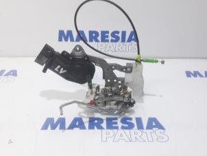 Gebruikte Portierslot Mechaniek 4Deurs links-voor Peugeot 107 1.0 12V Prijs € 20,00 Margeregeling aangeboden door Maresia Parts