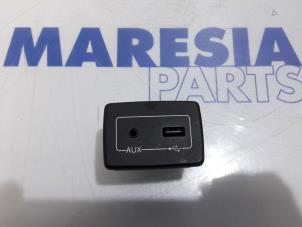 Gebruikte AUX/USB aansluiting Fiat Doblo Cargo (263) 1.3 D Multijet Prijs € 30,25 Inclusief btw aangeboden door Maresia Parts
