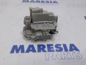 Gebruikte Portierslot Mechaniek 4Deurs rechts-voor Fiat Bravo (198A) 1.4 16V Prijs € 25,00 Margeregeling aangeboden door Maresia Parts