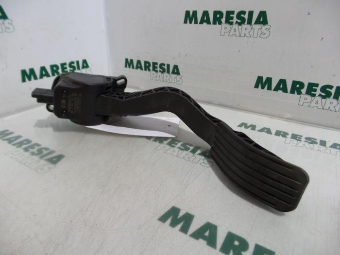 Gaspedaalpositie Sensor van een Citroën C4 Coupé (LA) 1.4 16V 2007