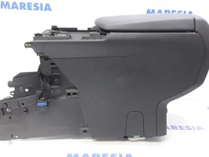 Gebruikte Armleuning Peugeot 3008 I (0U/HU) 1.6 HDiF 16V Prijs € 60,00 Margeregeling aangeboden door Maresia Parts