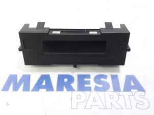 Gebruikte Display Interieur Renault Clio III (BR/CR) 1.6 16V Prijs € 25,00 Margeregeling aangeboden door Maresia Parts