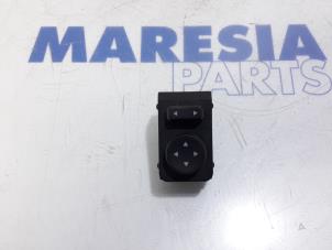 Gebruikte Spiegel Schakelaar Fiat Bravo (198A) 1.4 16V Prijs € 25,00 Margeregeling aangeboden door Maresia Parts