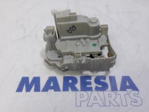 Gebruikte Slotmechaniek Portier 4Deurs rechts-achter Fiat Bravo (198A) 1.4 16V Prijs € 30,00 Margeregeling aangeboden door Maresia Parts