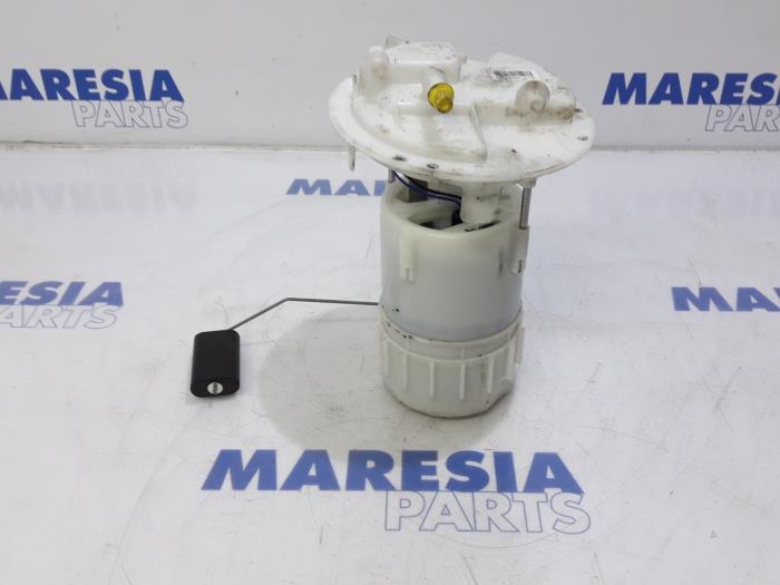 Gebruikte Tank element Pomp Peugeot 208 I (CA/CC/CK/CL) 1.0 Vti 12V PureTech Prijs € 25,00 Margeregeling aangeboden door Maresia Parts