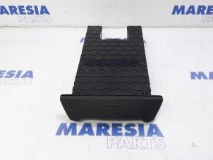 Gebruikte Dashboard klep Renault Master IV (MA/MB/MC/MD/MH/MF/MG/MH) 2.3 dCi 135 16V FWD Prijs € 127,05 Inclusief btw aangeboden door Maresia Parts
