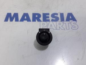 Gebruikte Schakelaar Spiegel Renault Master IV (MA/MB/MC/MD/MH/MF/MG/MH) 2.3 dCi 135 16V FWD Prijs € 30,25 Inclusief btw aangeboden door Maresia Parts