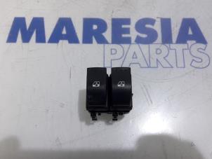 Gebruikte Schakelblok ruiten Renault Master IV (MA/MB/MC/MD/MH/MF/MG/MH) 2.3 dCi 135 16V FWD Prijs € 30,25 Inclusief btw aangeboden door Maresia Parts