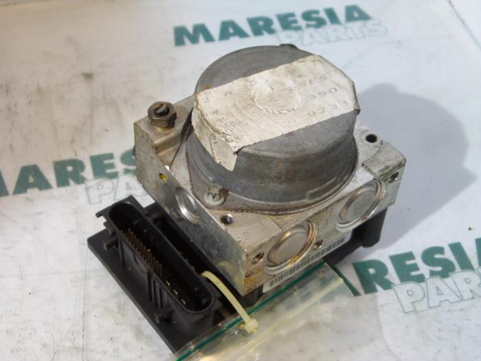 Gebruikte ABS Pomp Renault Scénic II (JM) 1.5 dCi 85 Prijs € 49,95 Margeregeling aangeboden door Maresia Parts