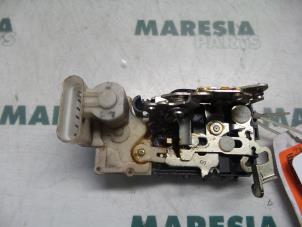 Gebruikte Portierslot Mechaniek 4Deurs links-voor Fiat Doblo (223A/119) 1.6 16V Prijs € 30,00 Margeregeling aangeboden door Maresia Parts