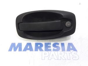 Gebruikte Portiergreep 2Deurs links Fiat Doblo Cargo (263) 1.6 D Multijet Prijs € 24,08 Inclusief btw aangeboden door Maresia Parts