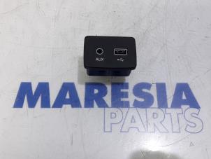 Gebruikte AUX/USB aansluiting Fiat Tipo (356H/357H) 1.4 16V Prijs € 40,00 Margeregeling aangeboden door Maresia Parts