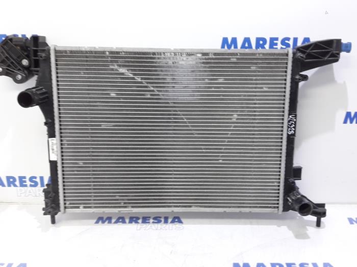 Gebruikte Radiateur Fiat Tipo (356H/357H) 1.4 16V Prijs € 40,00 Margeregeling aangeboden door Maresia Parts