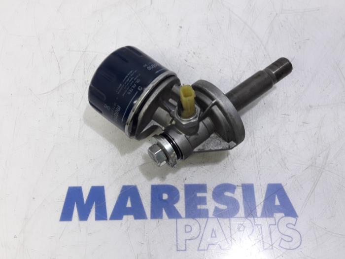 Gebruikte Oliefilterhouder Renault Grand Scénic III (JZ) 1.5 dCi 110 Prijs € 49,00 Margeregeling aangeboden door Maresia Parts