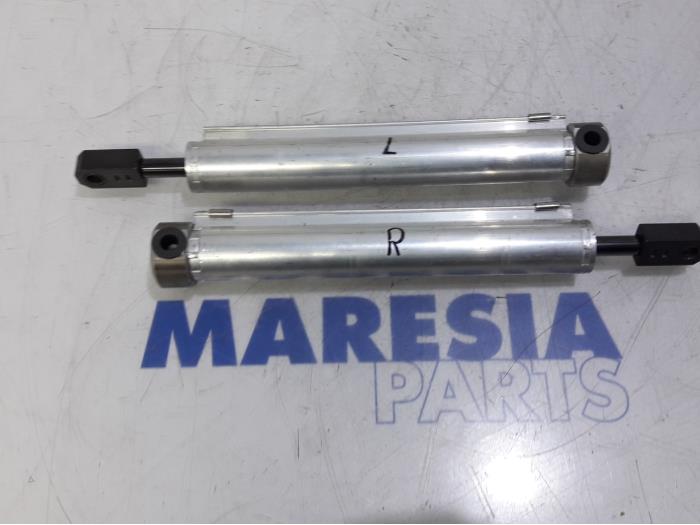 Set Gasdempers Achterklep van een Peugeot 207 CC (WB) 1.6 16V 2008