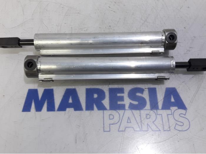 Set Gasdempers Achterklep van een Peugeot 207 CC (WB) 1.6 16V 2008