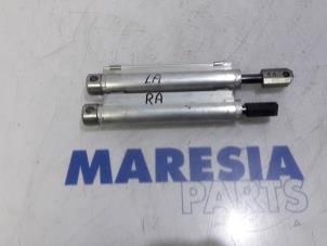 Gebruikte Set Gasdempers Achterklep Peugeot 207 CC (WB) 1.6 16V Prijs € 50,00 Margeregeling aangeboden door Maresia Parts