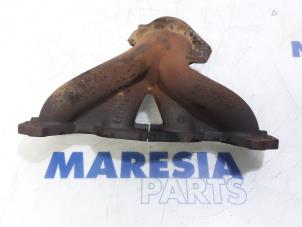 Gebruikte Spruitstuk Uitlaat Renault Twingo II (CN) 1.2 16V Prijs € 29,99 Margeregeling aangeboden door Maresia Parts