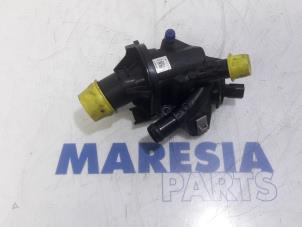 Gebruikte Thermostaathuis Renault Master IV (MA/MB/MC/MD/MH/MF/MG/MH) 2.3 dCi 135 16V FWD Prijs € 60,50 Inclusief btw aangeboden door Maresia Parts