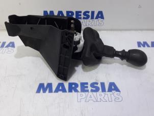Gebruikte Versnellingspook Renault Master IV (MA/MB/MC/MD/MH/MF/MG/MH) 2.3 dCi 135 16V FWD Prijs € 90,75 Inclusief btw aangeboden door Maresia Parts