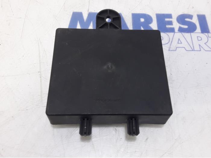 Computer Diversen van een Renault Clio IV (5R) 0.9 Energy TCE 90 12V 2013