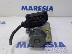 Gebruikte ABS Pomp Renault Clio IV (5R) 0.9 Energy TCE 90 12V Prijs € 49,95 Margeregeling aangeboden door Maresia Parts