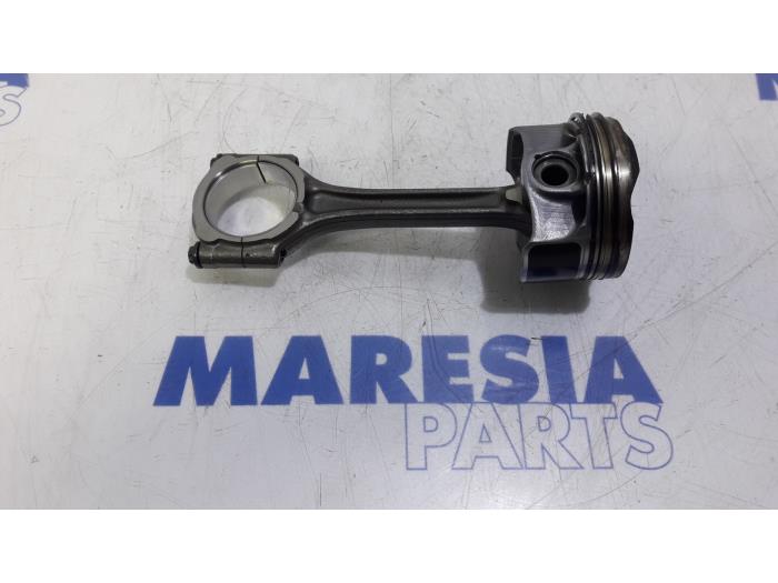 Gebruikte Zuiger Peugeot 2008 (CU) 1.2 12V e-THP PureTech 130 Prijs € 60,00 Margeregeling aangeboden door Maresia Parts