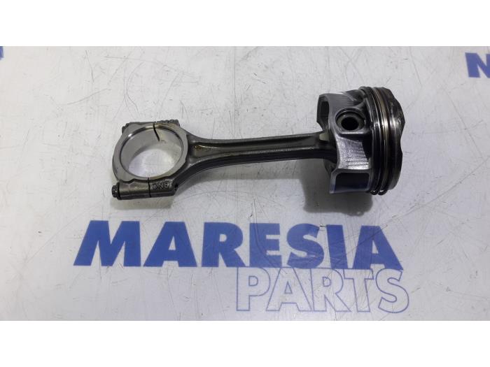 Gebruikte Zuiger Peugeot 2008 (CU) 1.2 12V e-THP PureTech 130 Prijs € 60,00 Margeregeling aangeboden door Maresia Parts